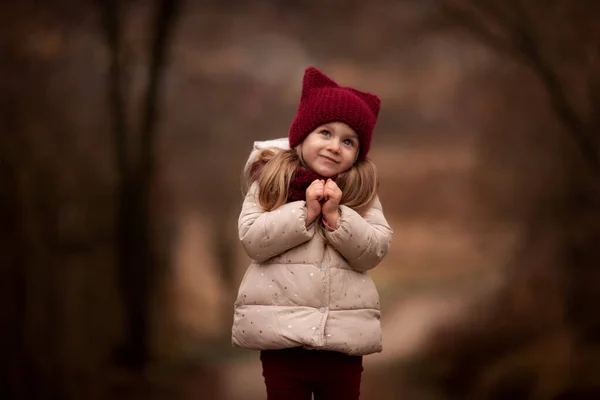 Portrait Automne Une Heureuse Petite Fille Blonde Dans Rouge Chapeau — Photo