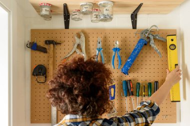 Duvarda asılı çeşitli inşaat aletleri var. Yüksek kalite fotoğraf.