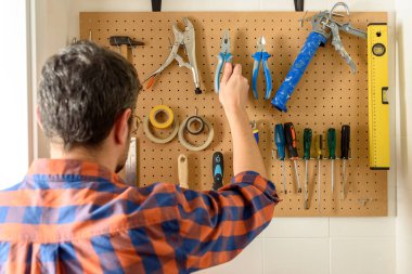 Duvarda asılı çeşitli inşaat aletleri var. Yüksek kalite fotoğraf.