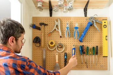 Duvarda asılı çeşitli inşaat aletleri var. Yüksek kalite fotoğraf.
