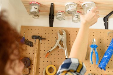 Duvarda asılı çeşitli inşaat aletleri var. Yüksek kalite fotoğraf.