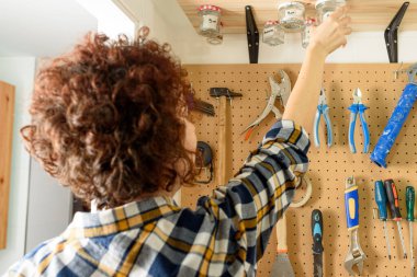 Duvarda asılı çeşitli inşaat aletleri var. Yüksek kalite fotoğraf.