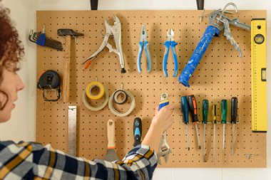 Duvarda asılı çeşitli inşaat aletleri var. Yüksek kalite fotoğraf.