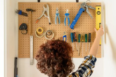 Duvarda asılı çeşitli inşaat aletleri var. Yüksek kalite fotoğraf.