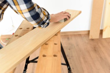 Evdeki bir kadının tezgahtaki tahtayı zımparalarken yakın plan fotoğrafı. Yüksek kalite fotoğraf.