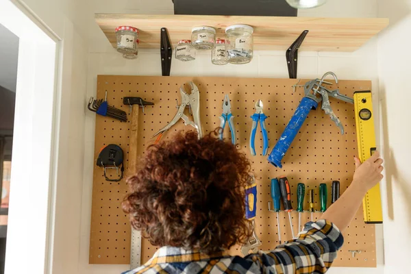 Duvarda asılı çeşitli inşaat aletleri var. Yüksek kalite fotoğraf.