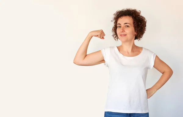 Curly Haired Caucasian Young Woman Shows Her Bicep Muscles Sign — Stock Photo, Image