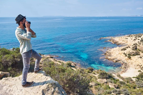 Genç Bir Turist Bir Tepenin Tepesinden Fotoğraf Çeker Orada Denizi — Stok fotoğraf