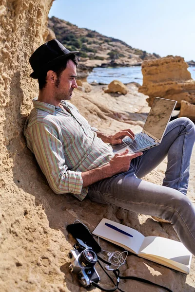 Man Hat Using Keyboard His Laptop Tourist Beach Area His — Stock Photo, Image