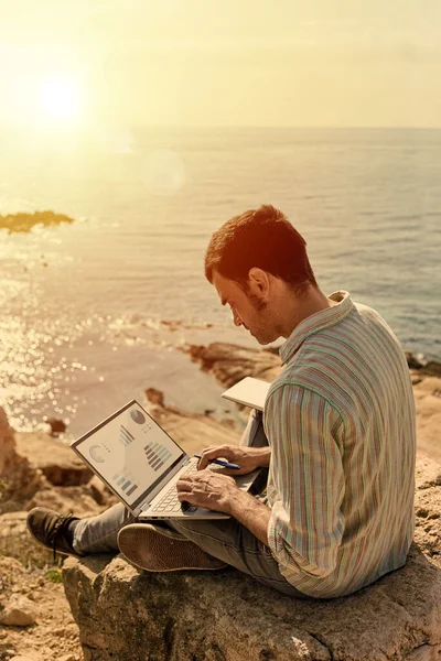 Young Man Uses His Laptop Notepad While Working Remotely Sea — Stock Photo, Image