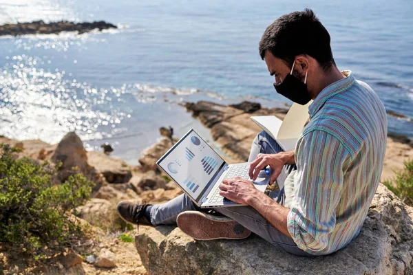 Een Jongeman Werkt Afstand Met Zijn Laptop Een Rots Een — Stockfoto