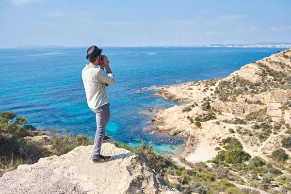 Genç Bir Turist Bir Tepenin Tepesinden Fotoğraf Çeker Orada Denizi — Stok fotoğraf