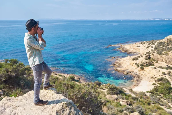 Romantik Bir Genç Adam Fotoğraf Makinesiyle Akdeniz Bir Körfezinde Denizin — Stok fotoğraf