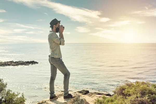 Young Traveler Takes Picture Sunset Front Sea While Walking Mask — Stock Photo, Image