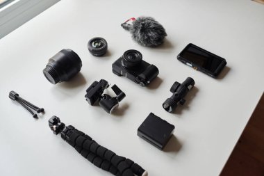 YouTube 'a kaydedilmeye hazırlanan fotoğraf ekipmanının üstünden görüntüle.