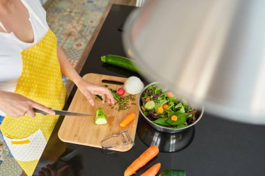 Kesme tahtası ve salatanın en üst görüntüsü. Yüksek kalite fotoğraf.