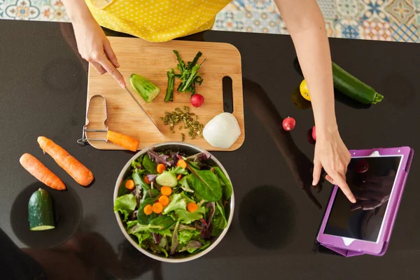 Young Caucasian Woman Prepares Salad Kitchen Her House While Looking — Stock Photo, Image