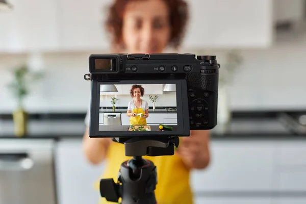 Donna Youtuber Registra Con Una Macchina Fotografica Nella Cucina Casa — Foto Stock