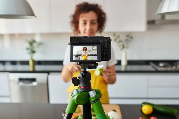 Woman Youtuber Records Herself Camera Kitchen Her House While Preparing — Stock Photo, Image