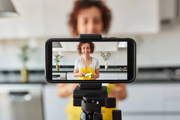 Woman Youtuber Records Herself Her Smartphone Her Kitchen While Preparing — Stock Photo, Image