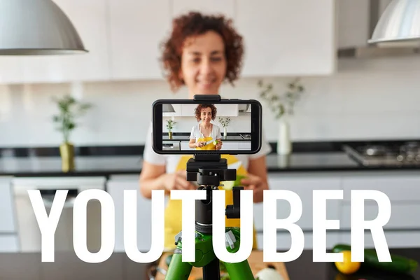 Woman Youtuber Records Herself Her Smartphone Her Kitchen While Preparing — Stock Photo, Image
