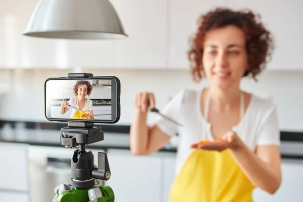 Mulher Youtuber Grava Com Seu Smartphone Sua Cozinha Enquanto Prepara — Fotografia de Stock