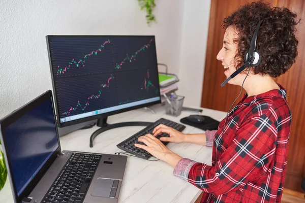 Woman Working Home Trader Types Keyboard While Looking Monitor Graphics — Stock Photo, Image
