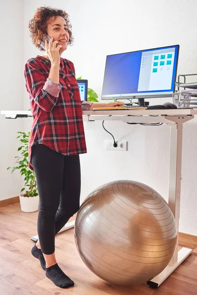 Woman Talking Mobile Phone While Working Remotely Adjustable Standing Desk — Stock Photo, Image