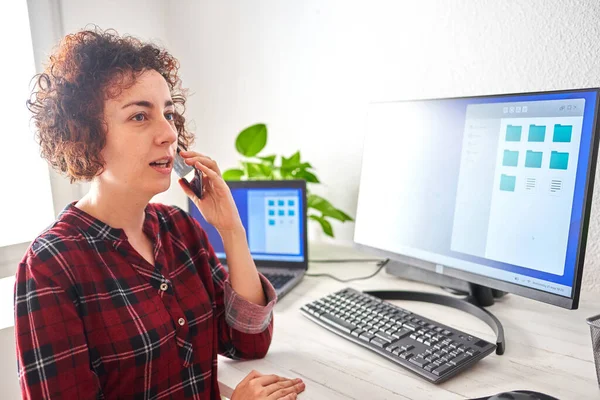 Woman Talking Mobile Phone While Working Remotely Her Desk Standing — Stock Photo, Image