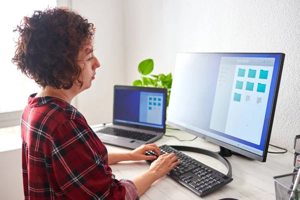 Woman Typing Computer Keyboard Natural Daylight — Stock Photo, Image