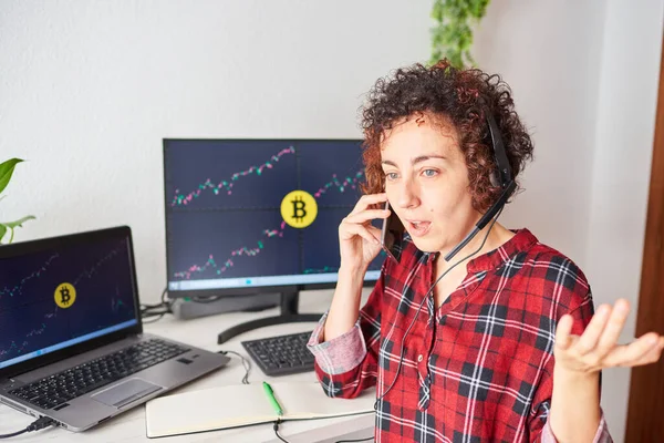 Shocked Trader Woman Talks Mobile Phone Some Screens Cryptocurrency Data — Stock Photo, Image