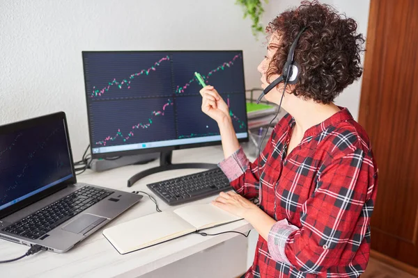 Young Businesswoman Points Computer Screen Stock Market Graphs While Wearing — Stock Photo, Image