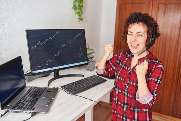 Young Winning Business Woman Looking Screens Celebrates Success Successful Operation — Stock Photo, Image