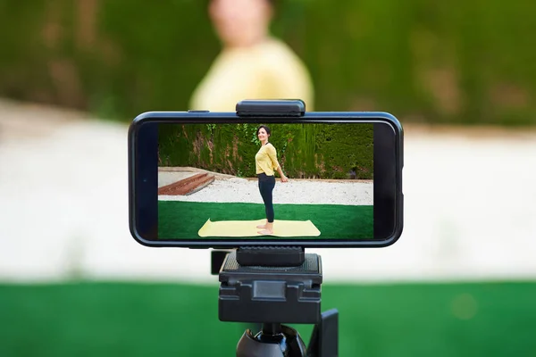 Female Content Creator Records Herself Doing Yoga Her Social Media — Stock Photo, Image