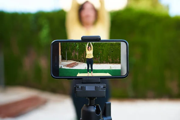 Female Content Creator Records Herself Doing Yoga Her Social Media — Stock Photo, Image