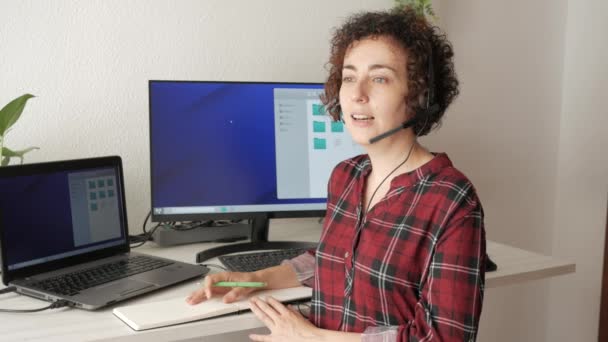 Женщина работает за регулируемым столом стоя — стоковое видео