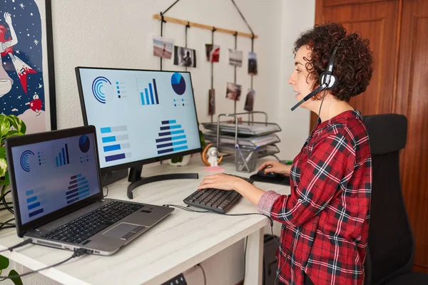 Woman telecommuting at an adjustable standing desk — Stock Photo, Image