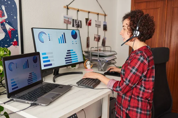 Mujer teletransportándose en un escritorio de pie ajustable — Foto de Stock