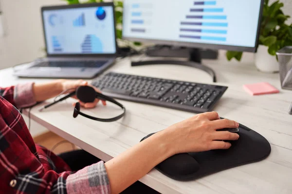 Close up shot of a womans hands using the mouse on a computer — Stock Photo, Image