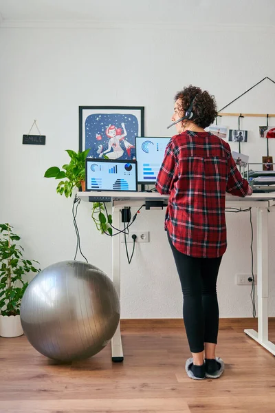 Woman telecommuting at an adjustable standing desk — Stock Photo, Image