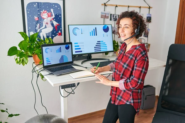 Mujer teletransportándose en un escritorio de pie ajustable — Foto de Stock