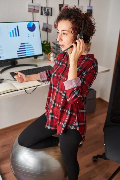 Woman working standing from home with an adjustable height desk — Stock Photo, Image