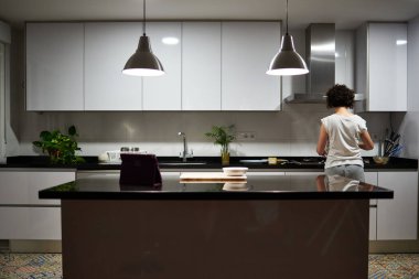 Mutfakta yemek pişiren tanınmayan bir kadın.