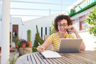 Genç bir iş kadını açık hava sahasında evden işe geziyor.