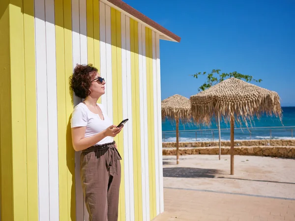 Woman using the phone during her summer vacation — Stock Photo, Image