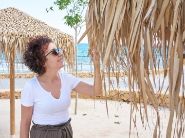 Palm Beach şemsiyesine dokunan kadın