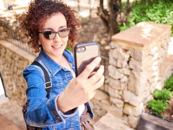 Woman taking a selfie with the mobile — Stock Photo, Image