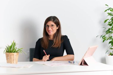 İspanyol kadın ofisinde çizimler yapıyor.