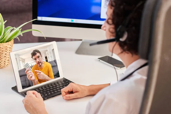 Female health insurance doctor attends to patient through video call — Stock Photo, Image