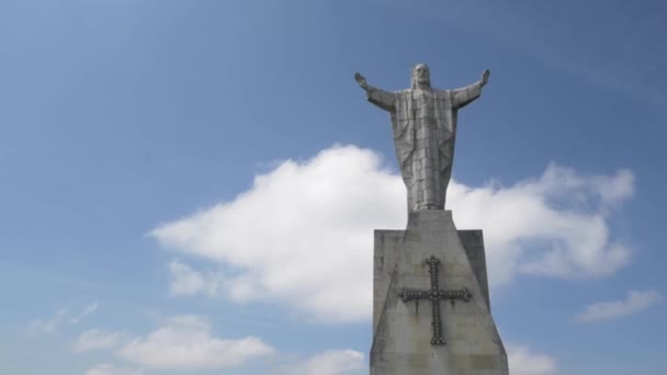 Çarmıhta kolları olan İsa heykeli. Arka planda ilahi bulutlar var. — Stok video